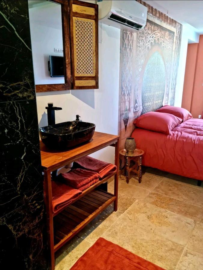 Suite Jaccuzzi En Camargue Port-Saint-Louis-du-Rhone Luaran gambar